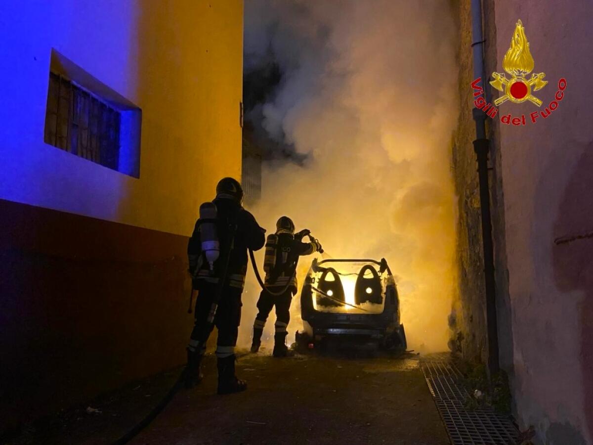 Auto in fiamme, danni ad alcune abitazioni e paura per due anziani - 