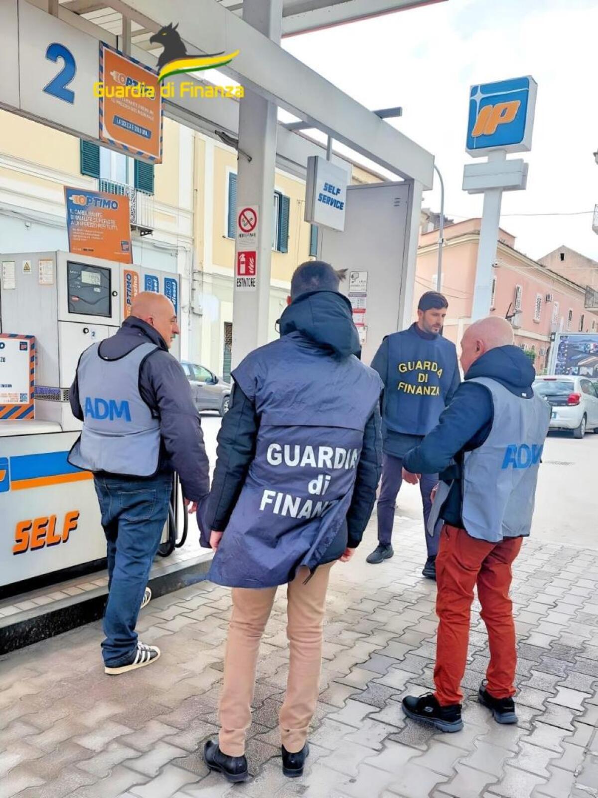 Controlli ai distributori di carburanti, sequestrati prodotti petroliferi adulterati. - 