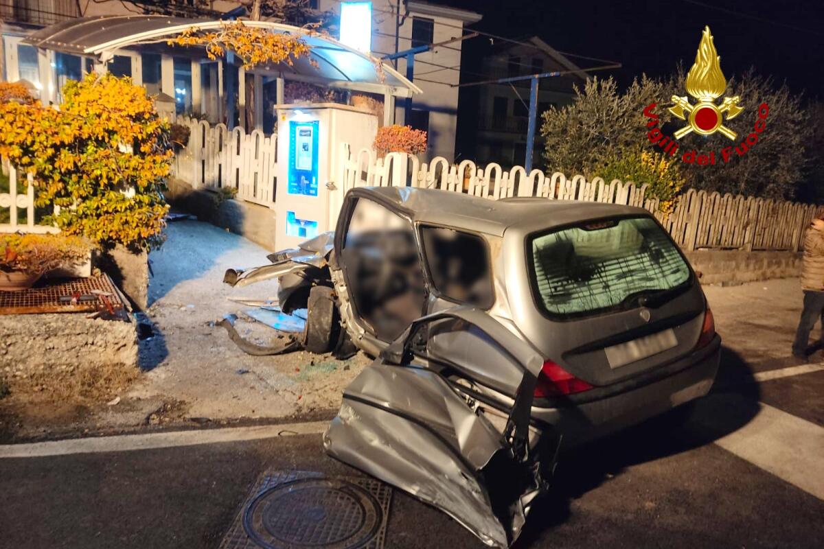 Con l'auto contro un muretto, in gravi condizioni un 20enne - 