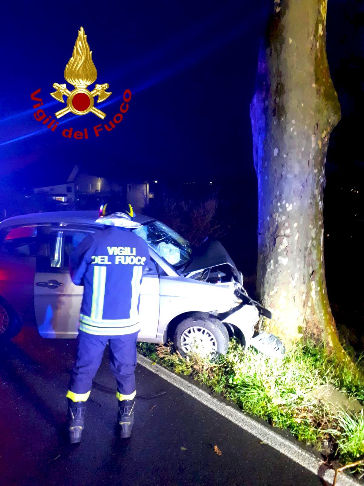 Finisce con l'auto contro un albero, ferito un 23enne - 