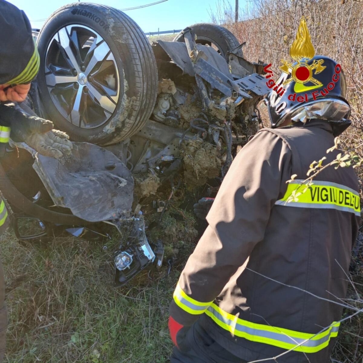 Sbanda con l'auto e si ribalta, autista soccorso e trasportato in ospedale - 