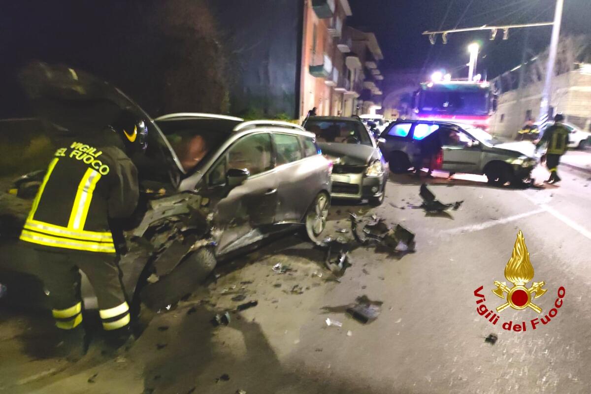 Sbanda con l'auto e urta 3 autovetture in sosta - 