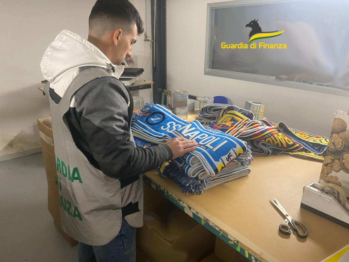 Sequestrati migliaia di prodotti falsi con il marchio SSC Napoli. - 