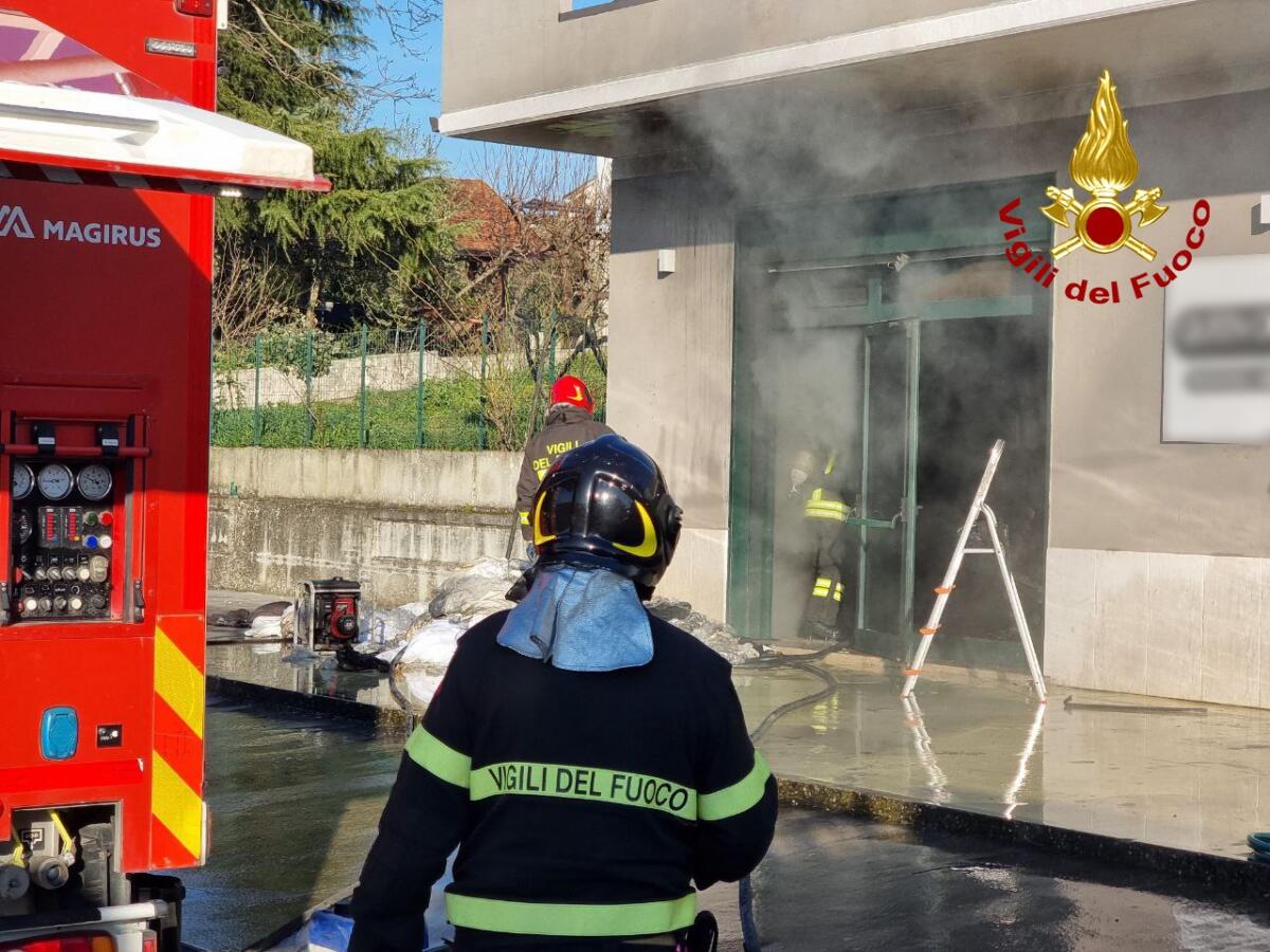 Incendio di un negozio a Passo di Mirabella, indagano i Carabinieri - 