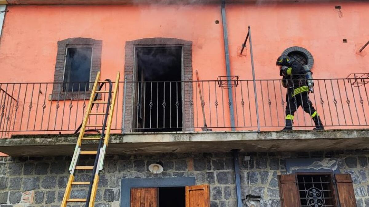 Incendio in un appartamento ad Amorosi - 