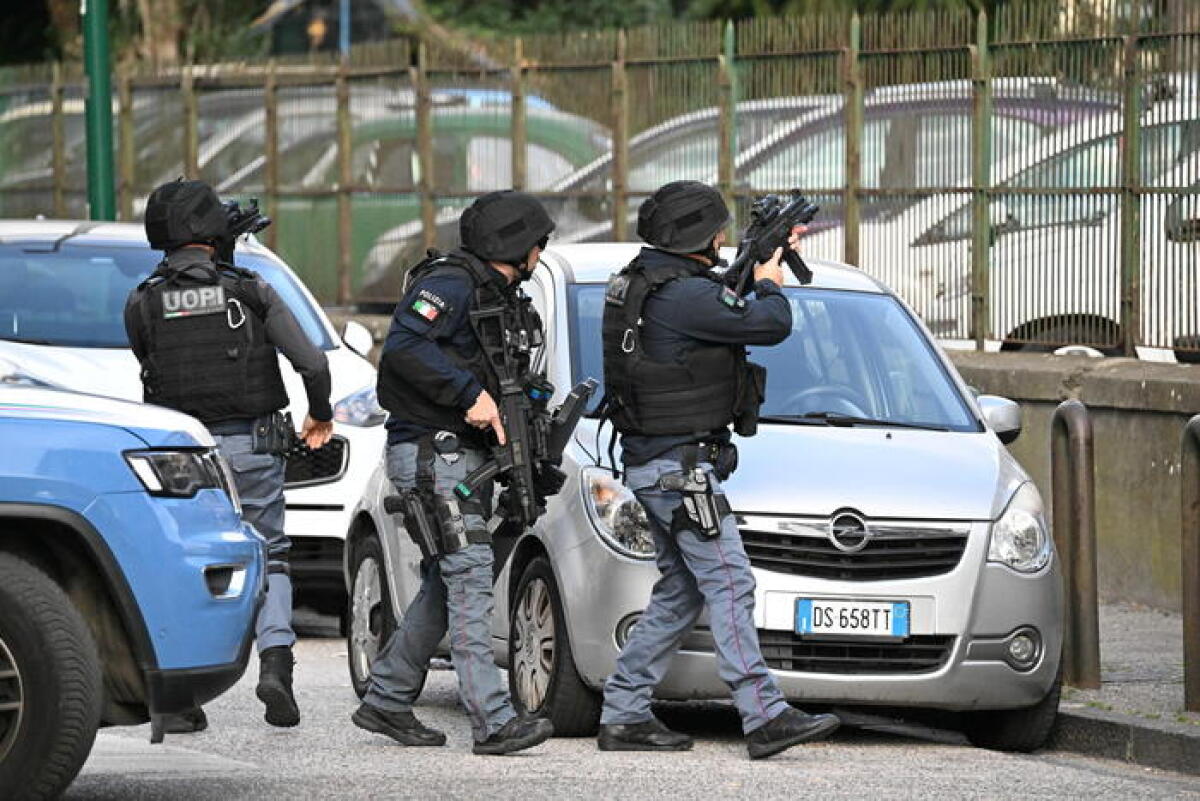 Si barrica in casa, ammazza la moglie e poi si uccide - 