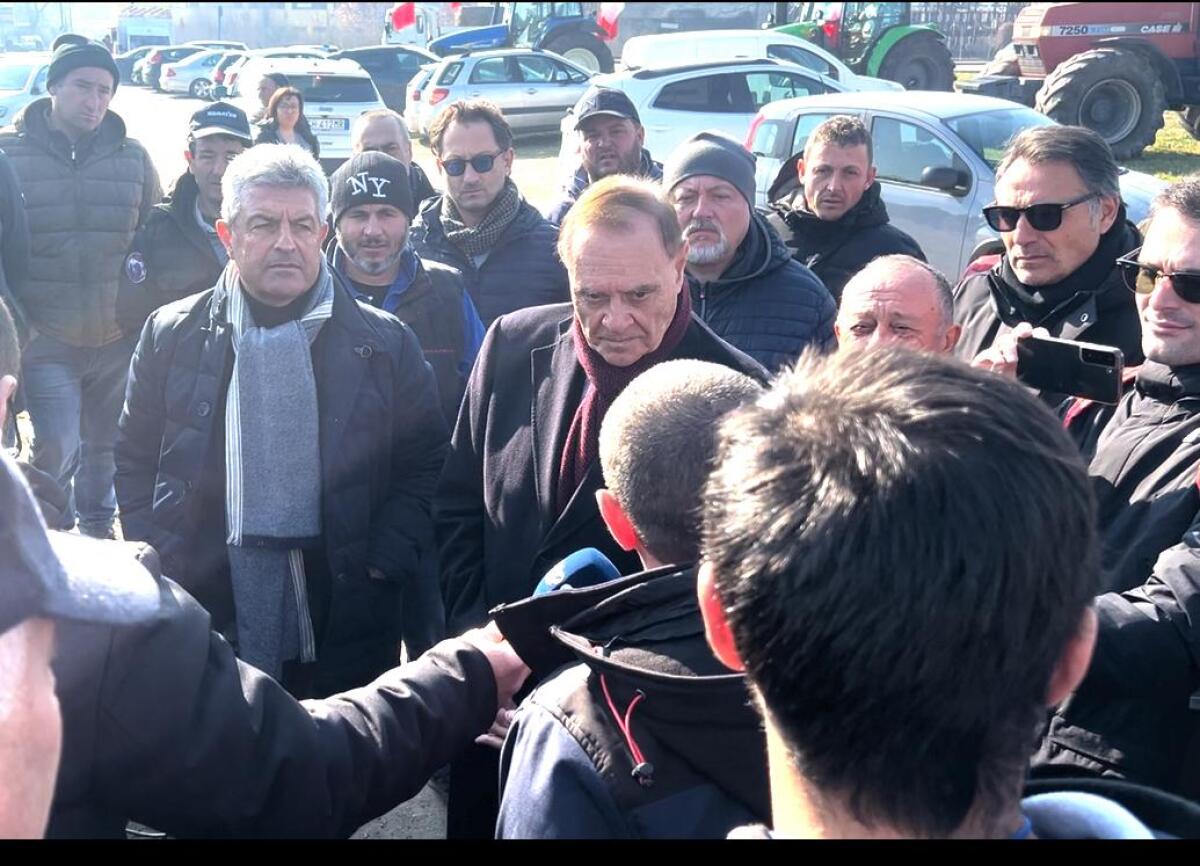 Protesta agricoltori, Lombardi e Mastella in vista al presidio - 