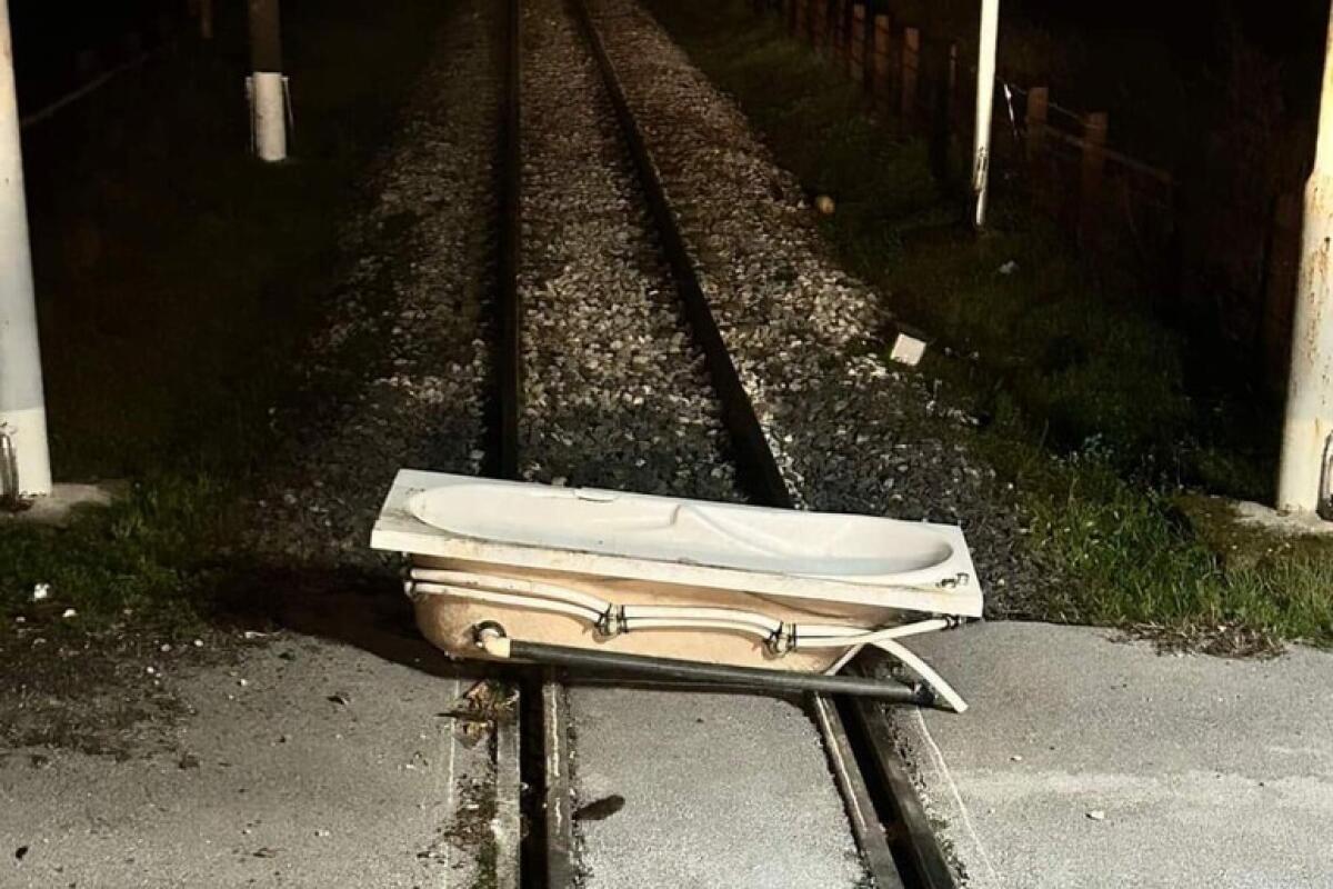 Vasca da bagno sui binari della Circumvesuviana, macchinista evita una tragedia - 