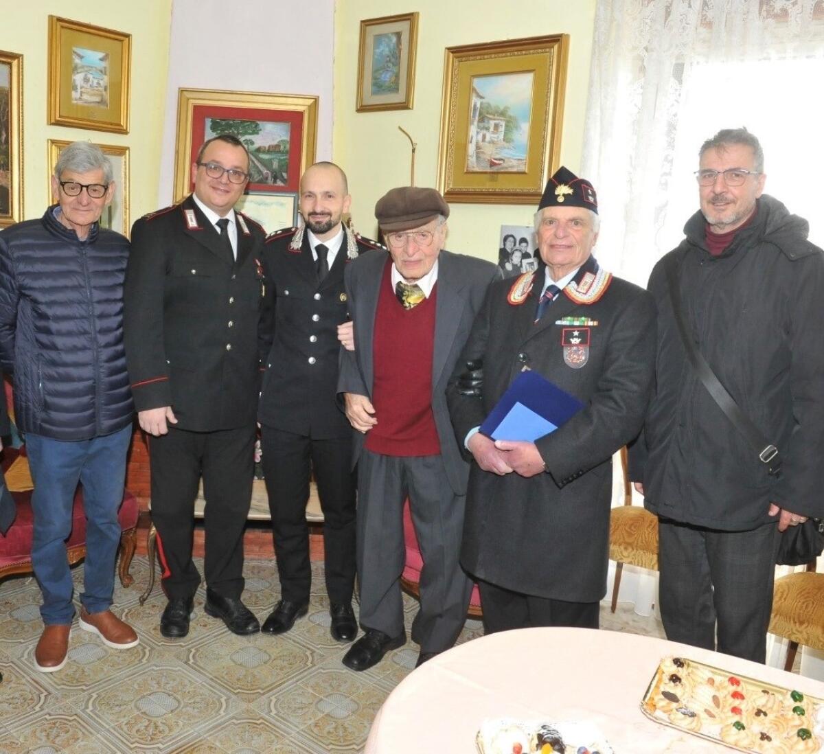 A Montemiletto Carabinieri festeggiano i 100 anni di Zio Pietro - 