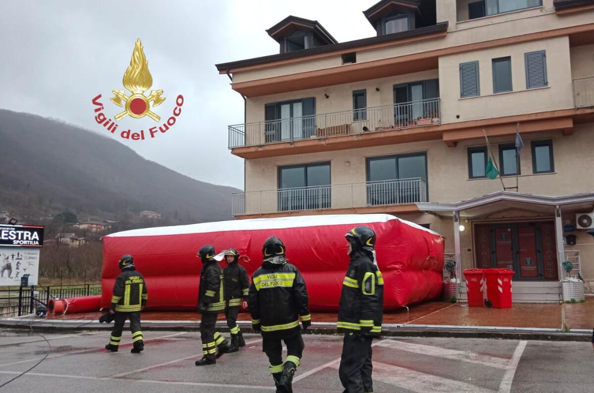 Minaccia di gettarsi dalla finestra con uno dei suoi figli - 