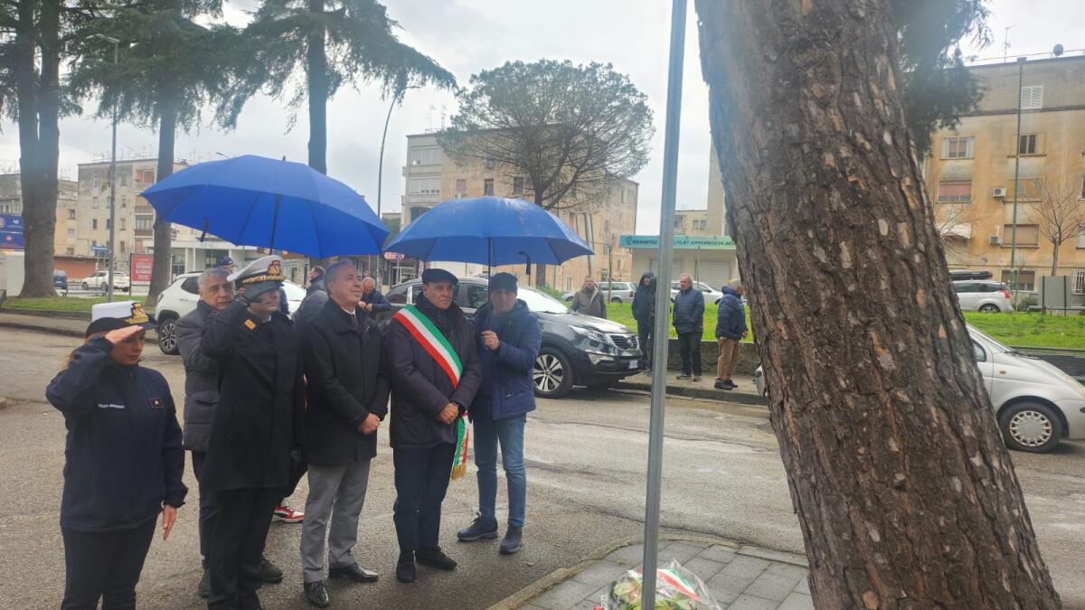 Sindaco di Benevento Clemente Mastella depone un omaggio floreale nel Giorno del Ricordo. - 