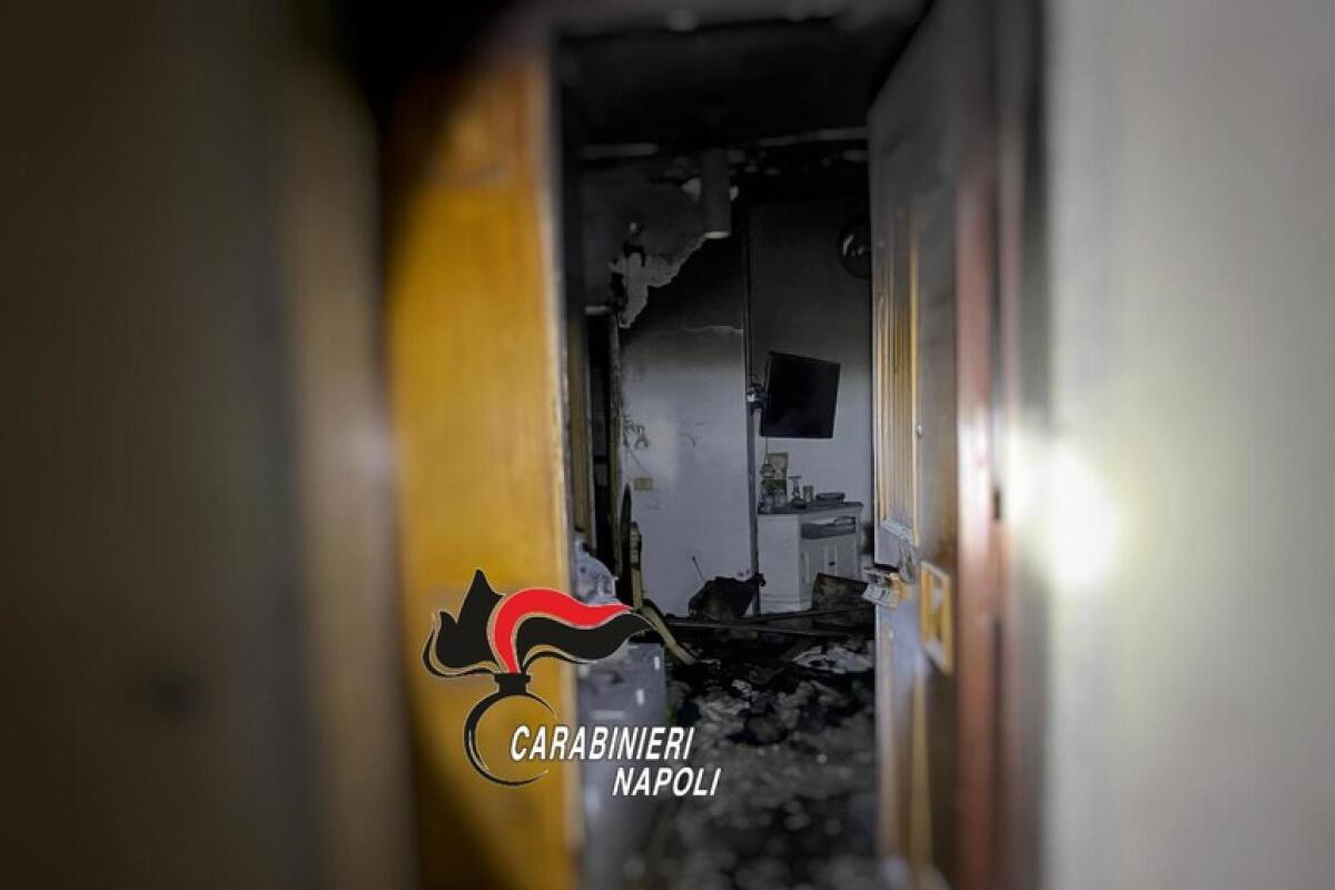 Casa in fiamme, Carabiniere salva un'anziana bloccata a letto. - 
