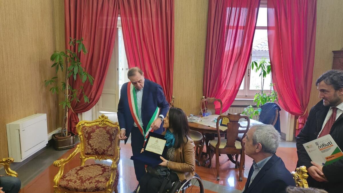 Pasquino premiata dal sindaco Mastella a Palazzo Mosti, dopo i successi agli Europei paralimpici di Parigi - 