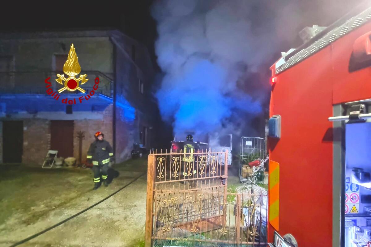 Serino. In fiamme un autocarro , indagano i carabinieri. - 