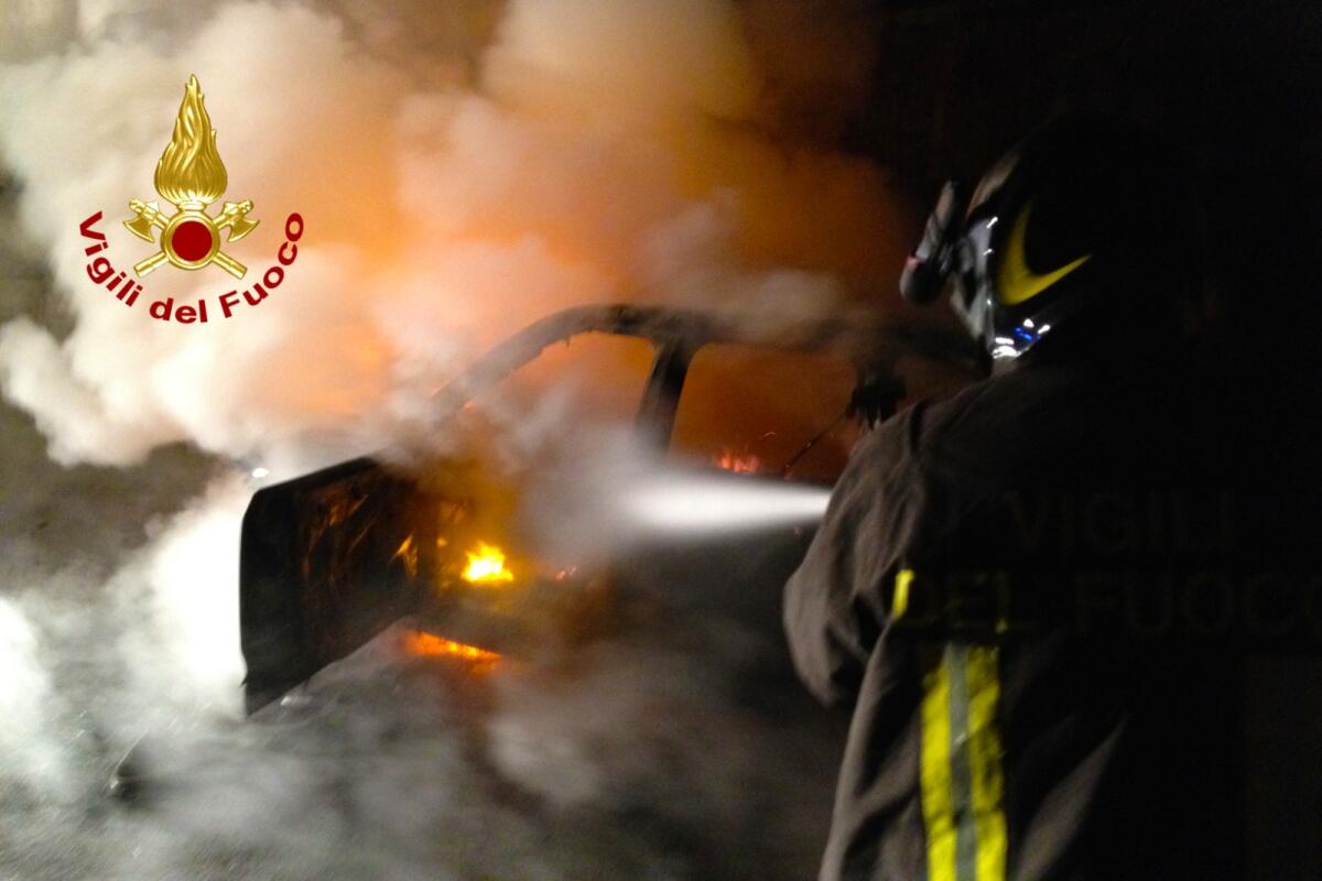 Incendio nella notte, distrutte due auto e un'altra danneggiata - 