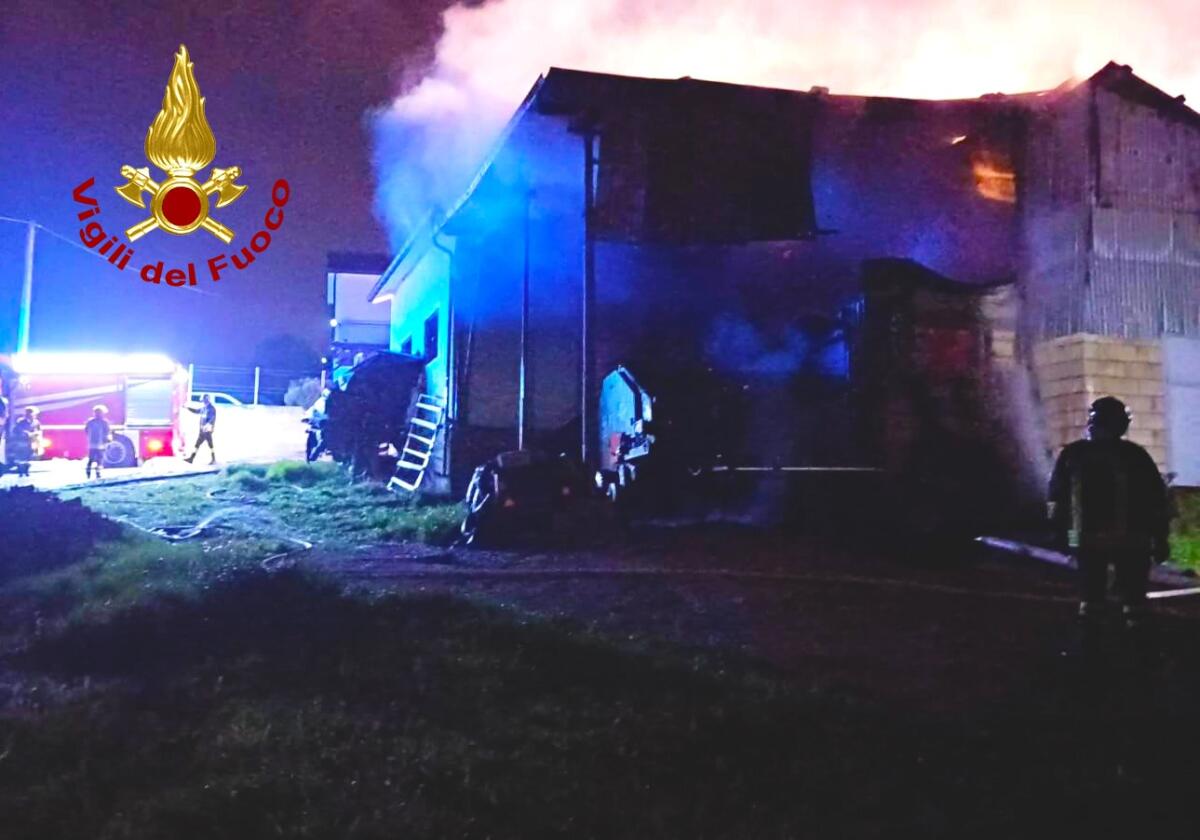 In fiamme a Melito Irpino capannone di un'azienda agricola - 