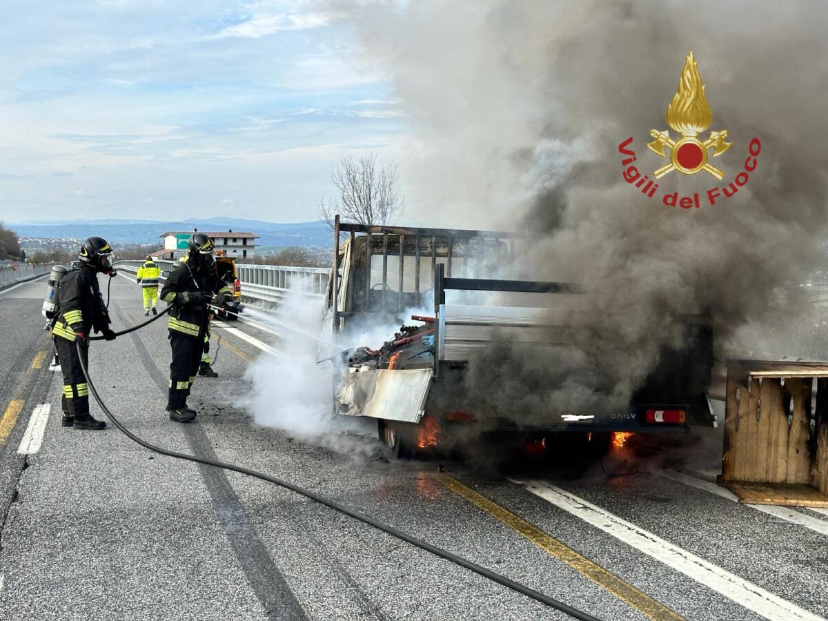 Furgone in transito in fiamme sulla A16 - 