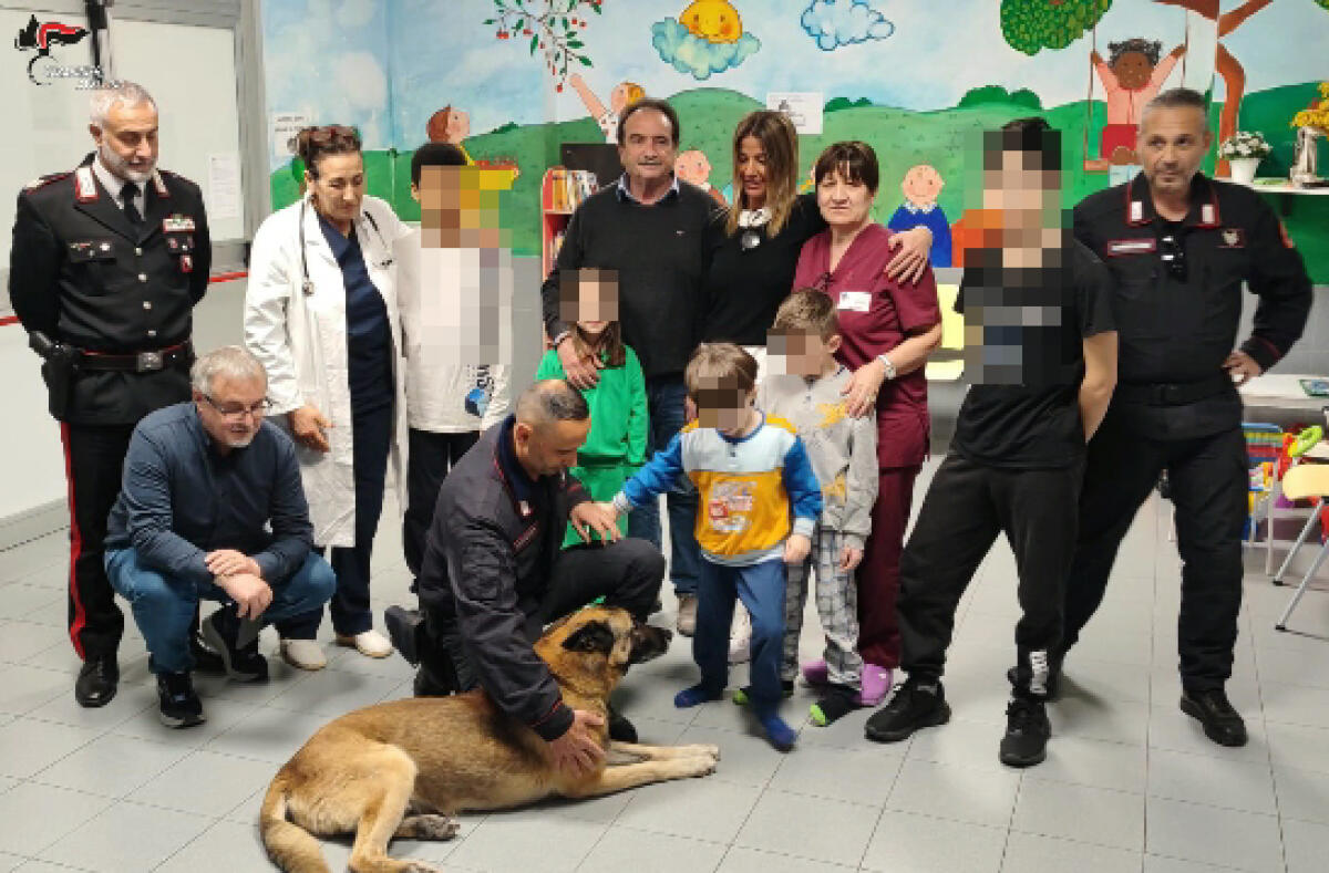 Ariano Irpino. Carabinieri Cinofili di Sarno, hanno fatto visita ai bambini ricoverati presso la struttura ospedaliera. - 