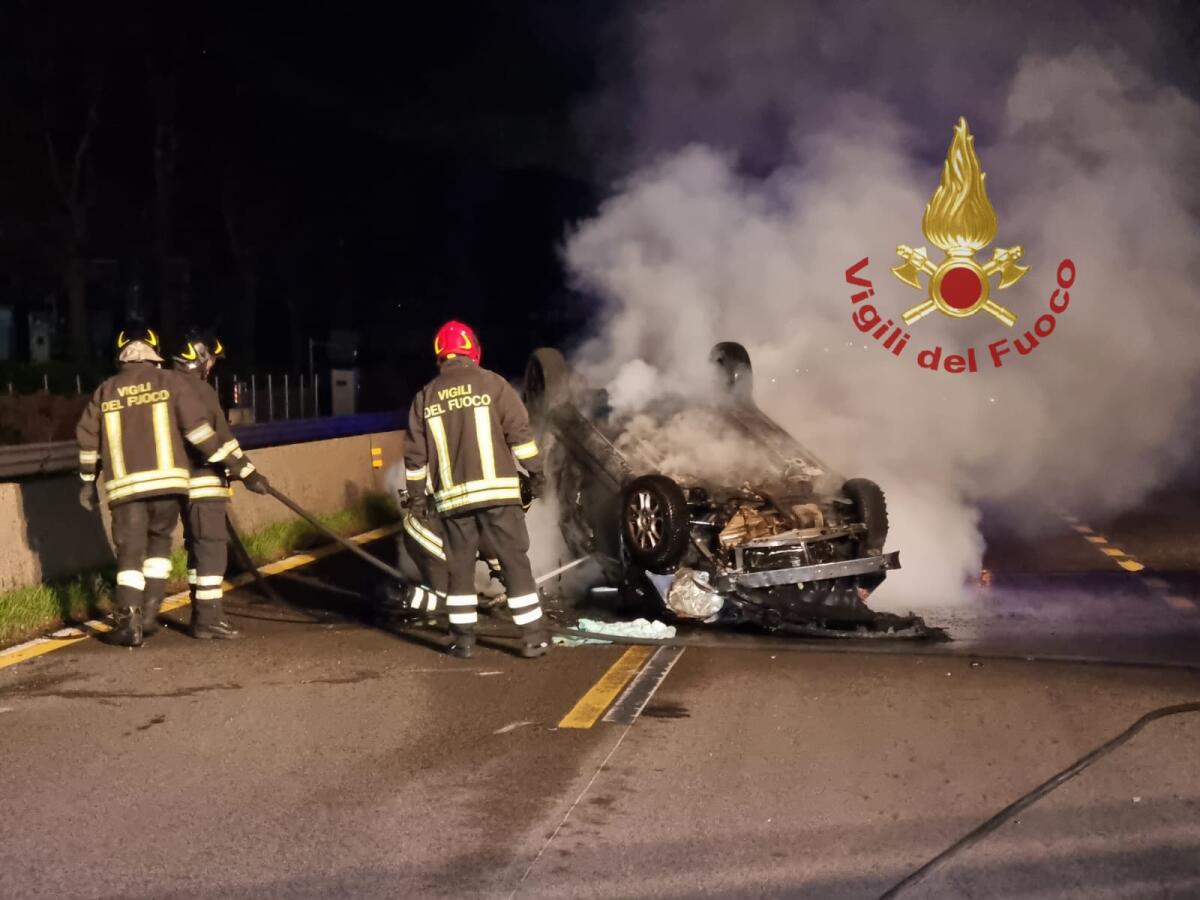 Auto sbanda, si ribalta e prende fuoco, 33enne riesce a mettersi in salvo - 