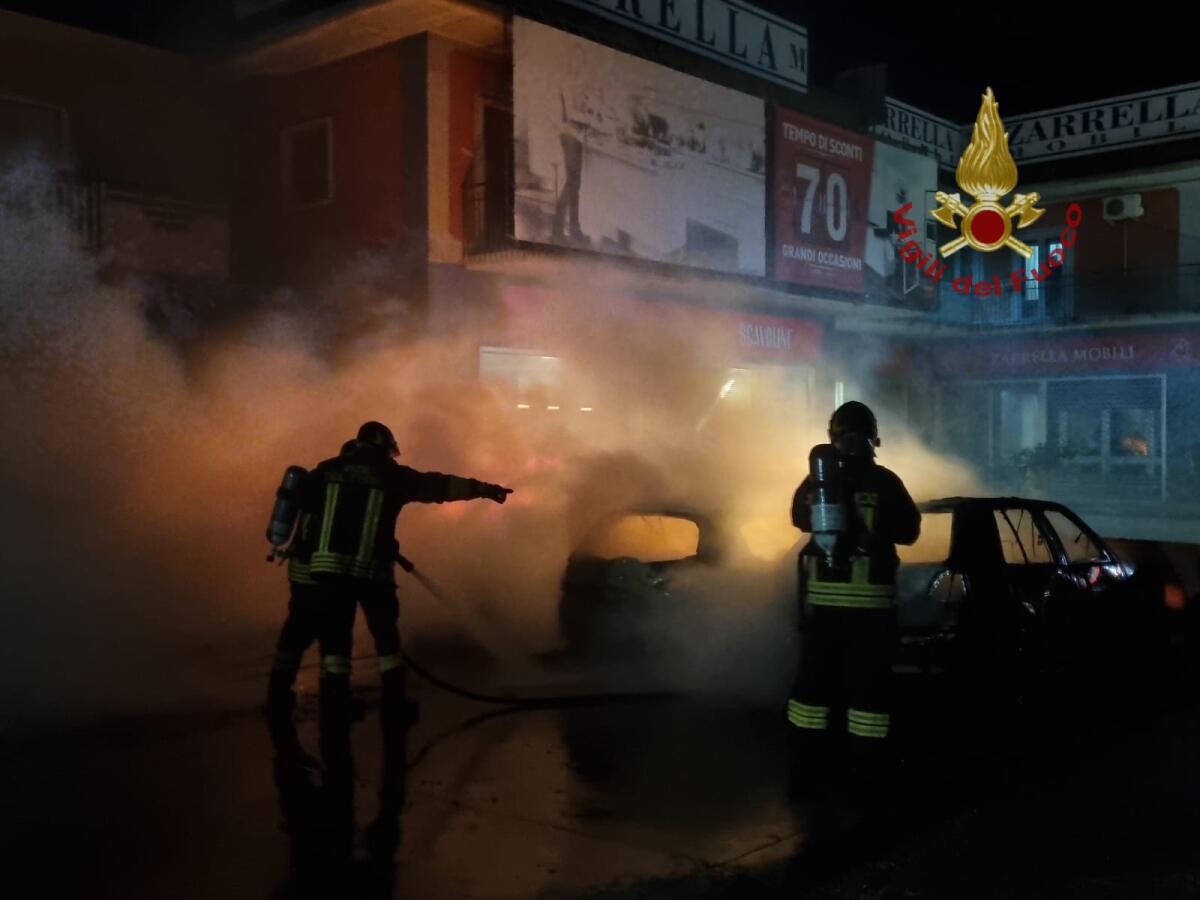 Nel parcheggio di un'autocarrozzeria a fuoco quattro autovetture, indagano i Carabinieri. - 