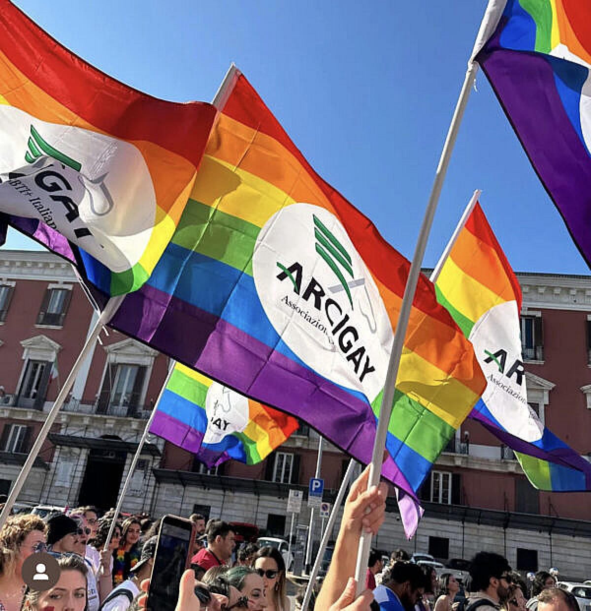 Aggredito perché gay, 'insulti e cicche sigarette spente addosso' - 