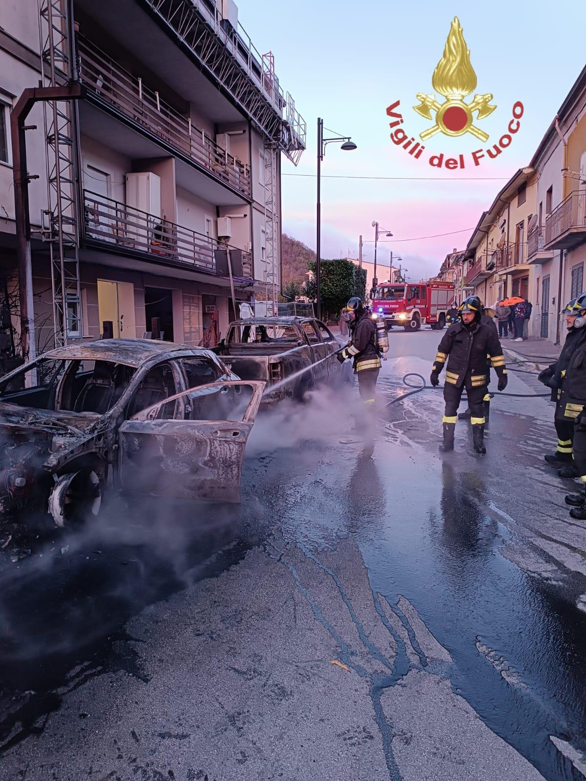 San Martino V.C. Date alle fiamme due auto, danneggiata una terza e una tubatura del gas metano - 