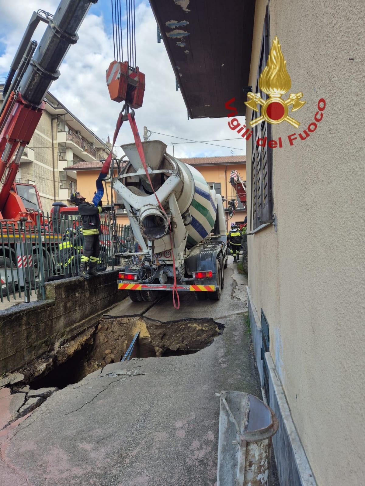 Sprofonda la sede stradale, betoniera recuperata dai Vigili del Fuoco - 