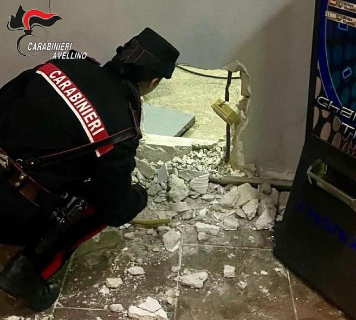 Sventato dai carabinieri un furto in una rivendita di tabacchi. - 