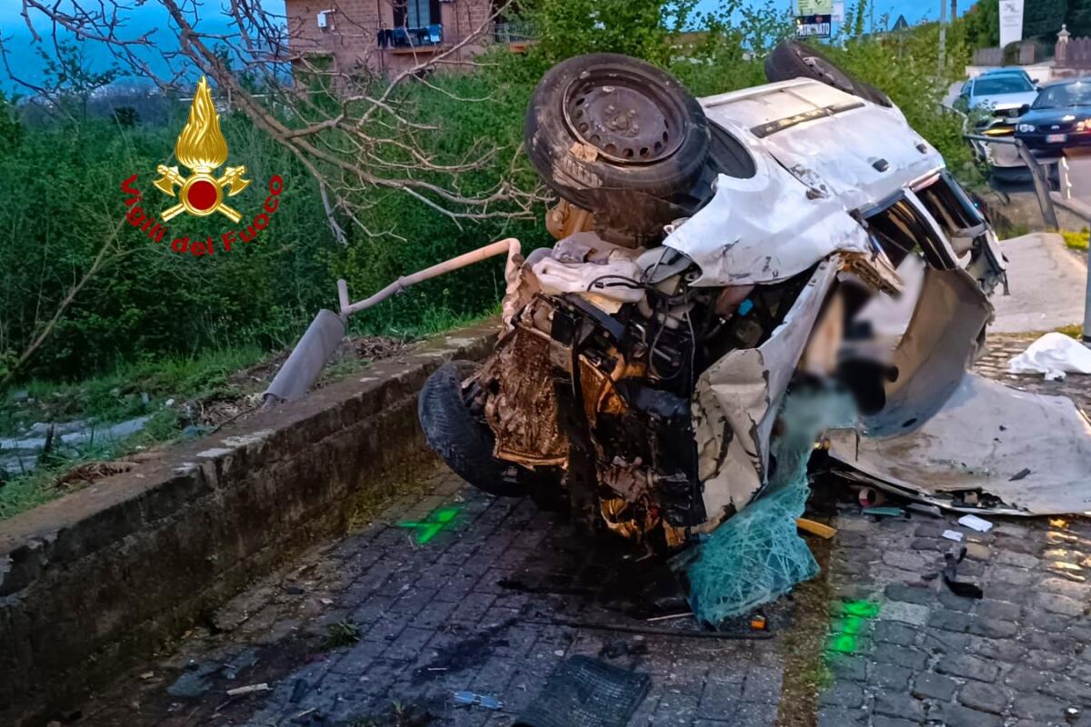 In gravi condizioni tre giovani feriti in un incidente stradale - 