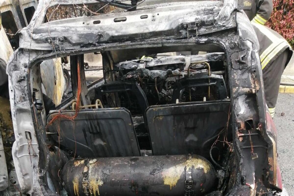 Si dà fuoco nell'auto davanti casa, si stava separando dalla moglie - 