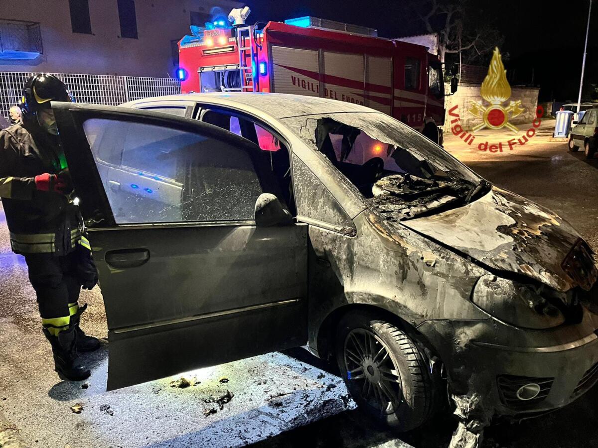 Auto in fiamme a Torchiati di Montoro, indagano i Carabinieri - 