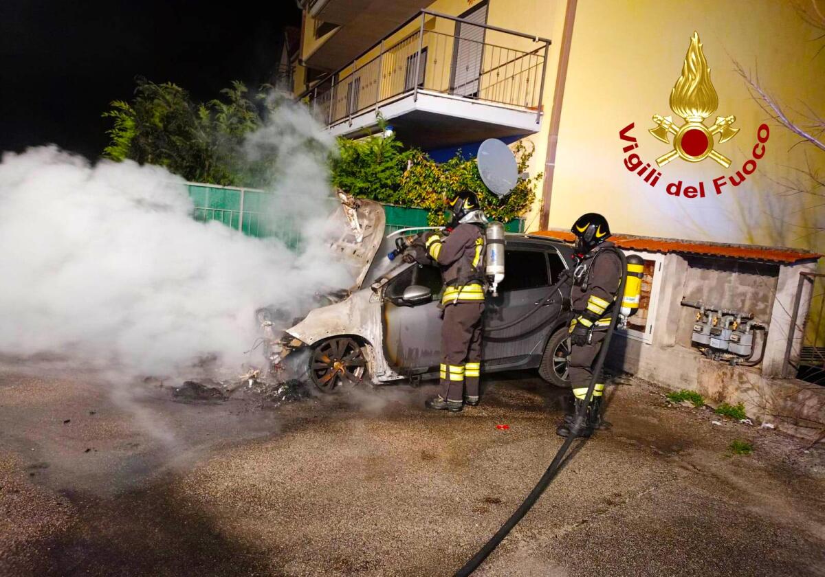 Auto in fiamme nella notte ad Aiello del Sabato - 