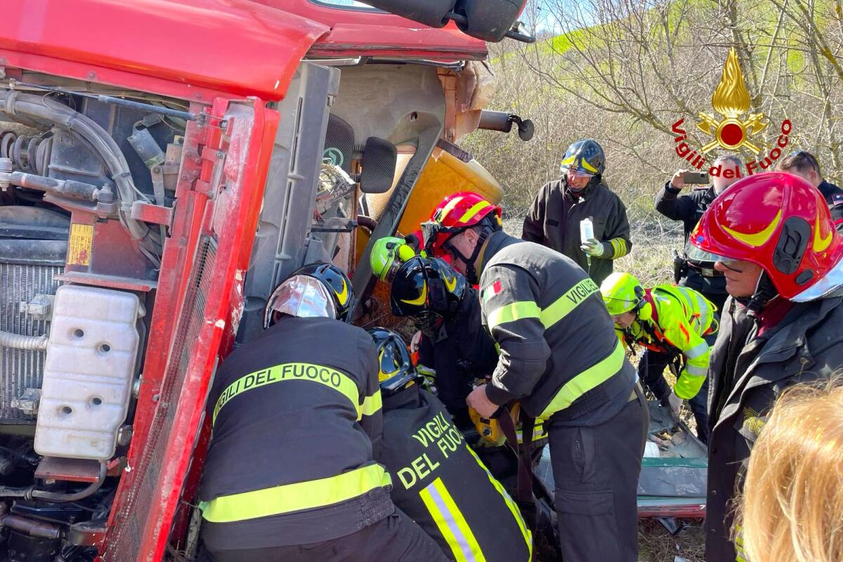 Betoniera esce di strada e si ribalta, morto autista 53enne - 