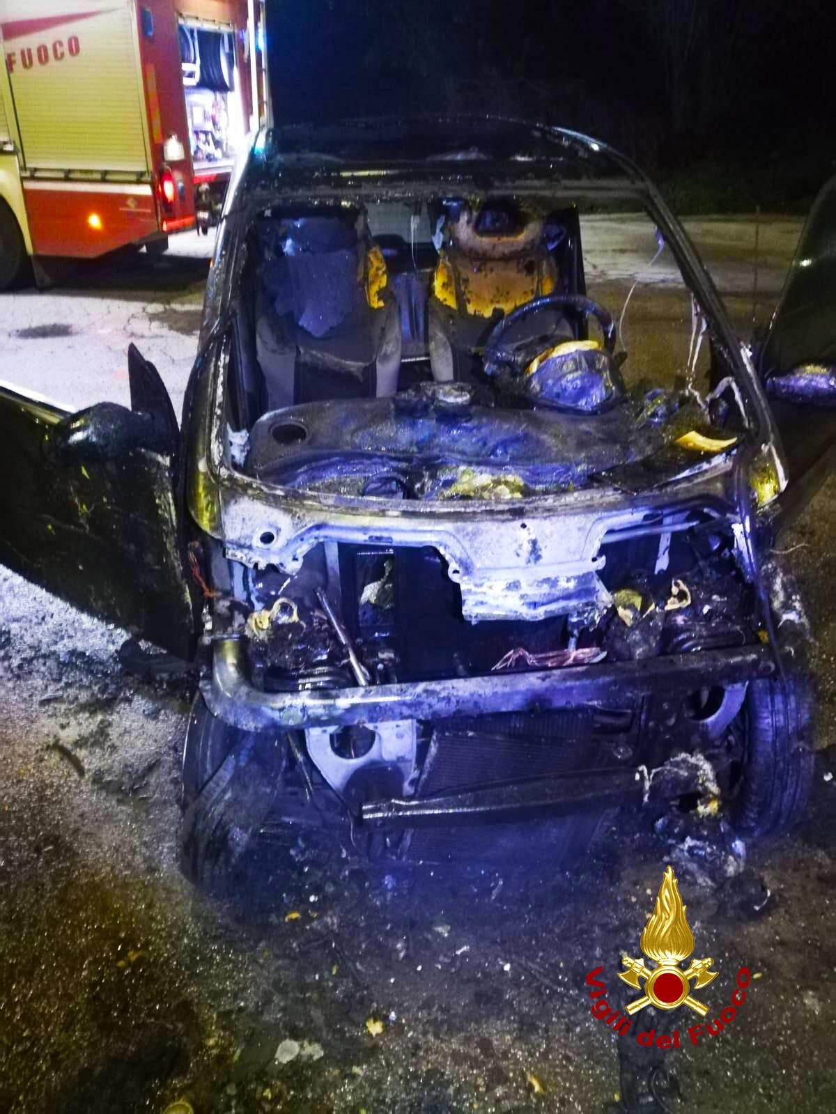 Auto in fiamme ad Avellino indaga la Polizia di Stato - 