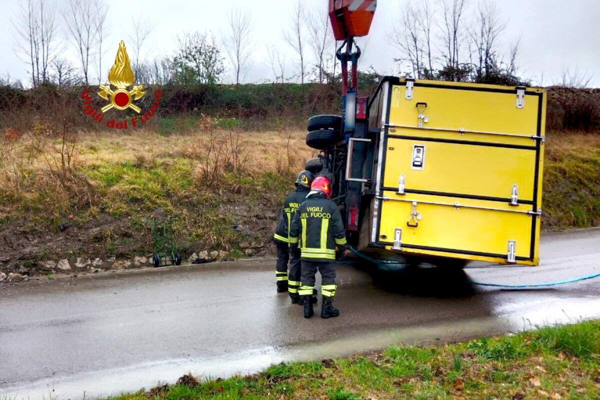 Furgone per trasporto alimentari sbanda e si ribalta - 