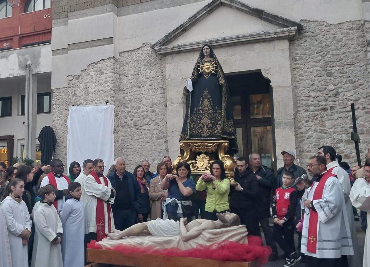 Cervinara. La Vergine Addolorata piange il Figlio Morto - 