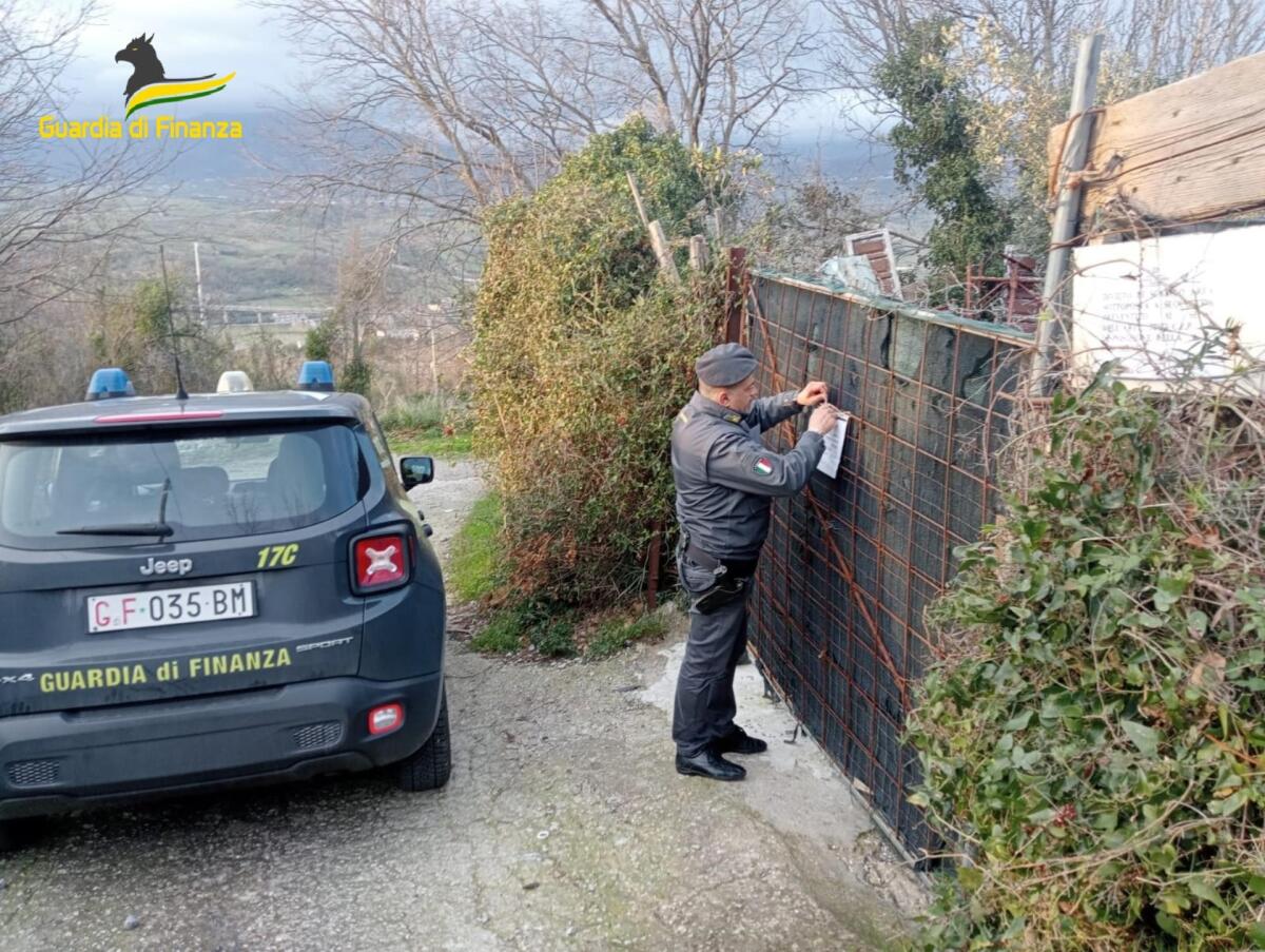 Discarica abusiva adibita a deposito incontrollato di rifiuti speciali, sequestrata a Solopaca. - 