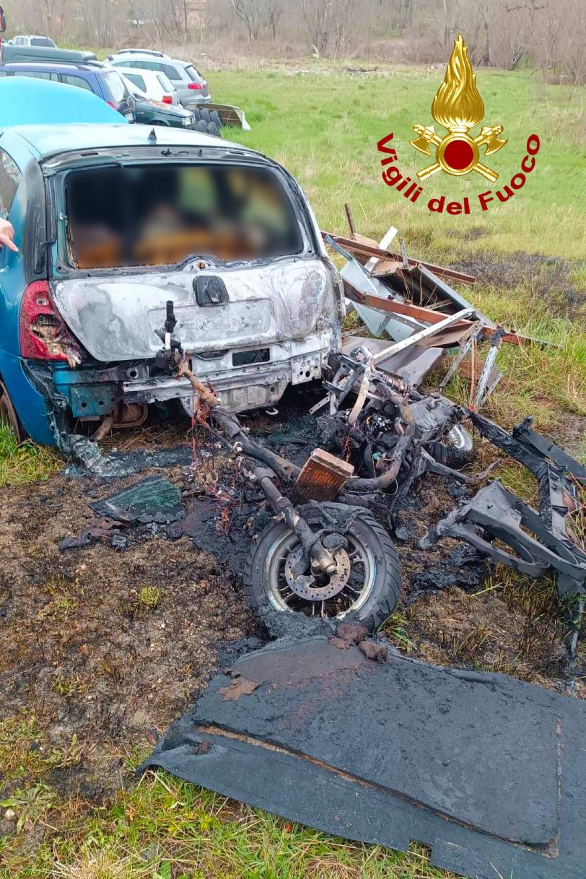 In fiamme autovettura e motociclo dismessi, indagano i Carabinieri - 