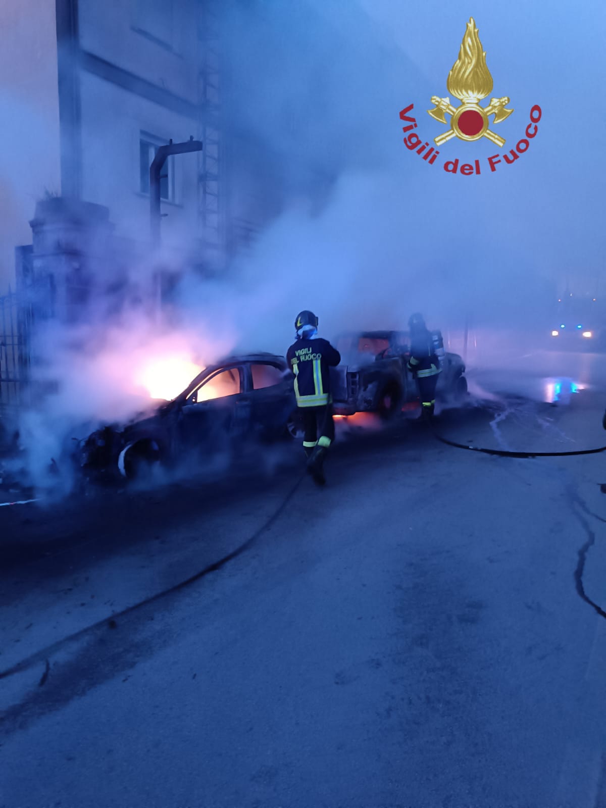 San Martino V.C. Date alle fiamme due auto, danneggiata una terza e una tubatura del gas metano