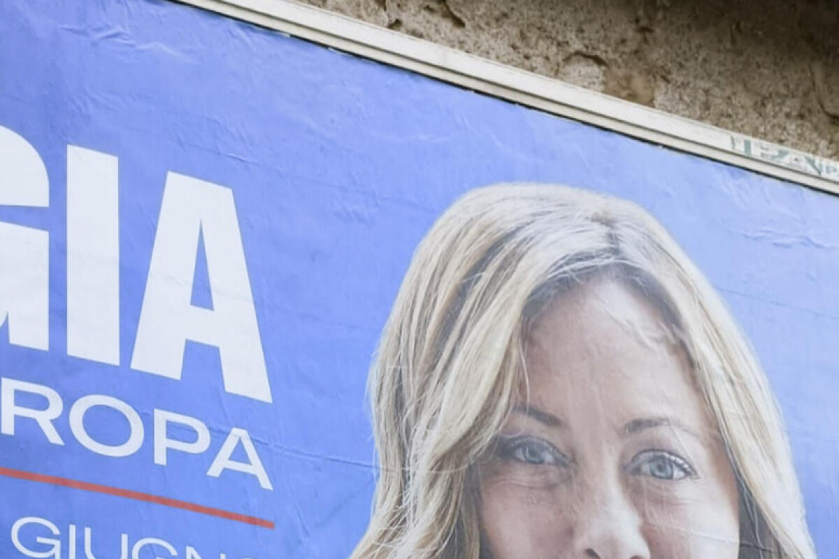 Imbrattati manifesti elettorali di Meloni e di Tajani, indagini in corso - 