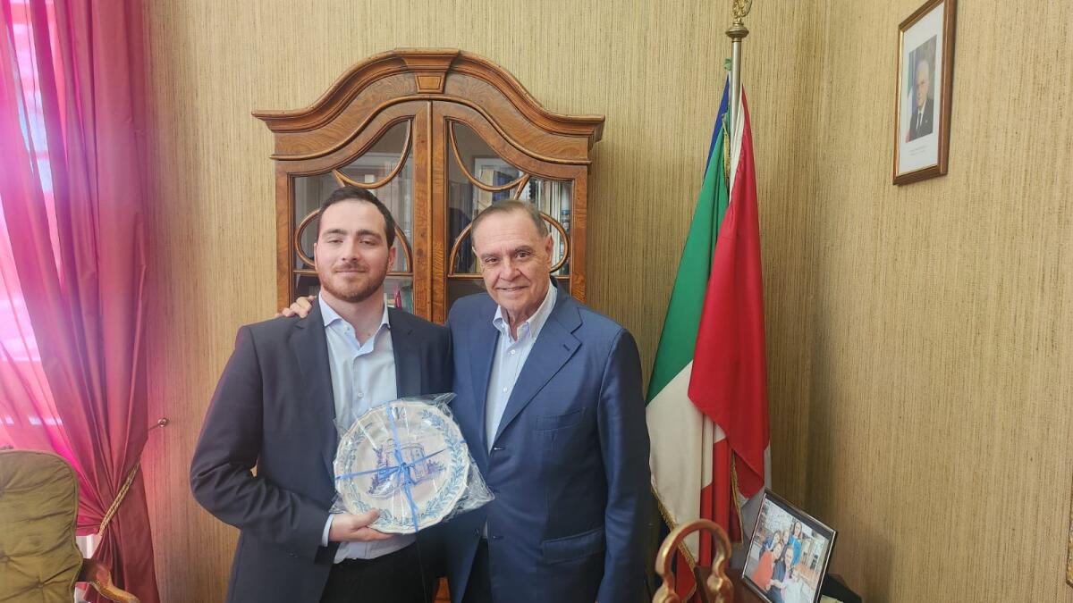 Il sindaco Mastella ha ricevuto un piatto celebrativo dal presidente dell'associazione Res Publica - 