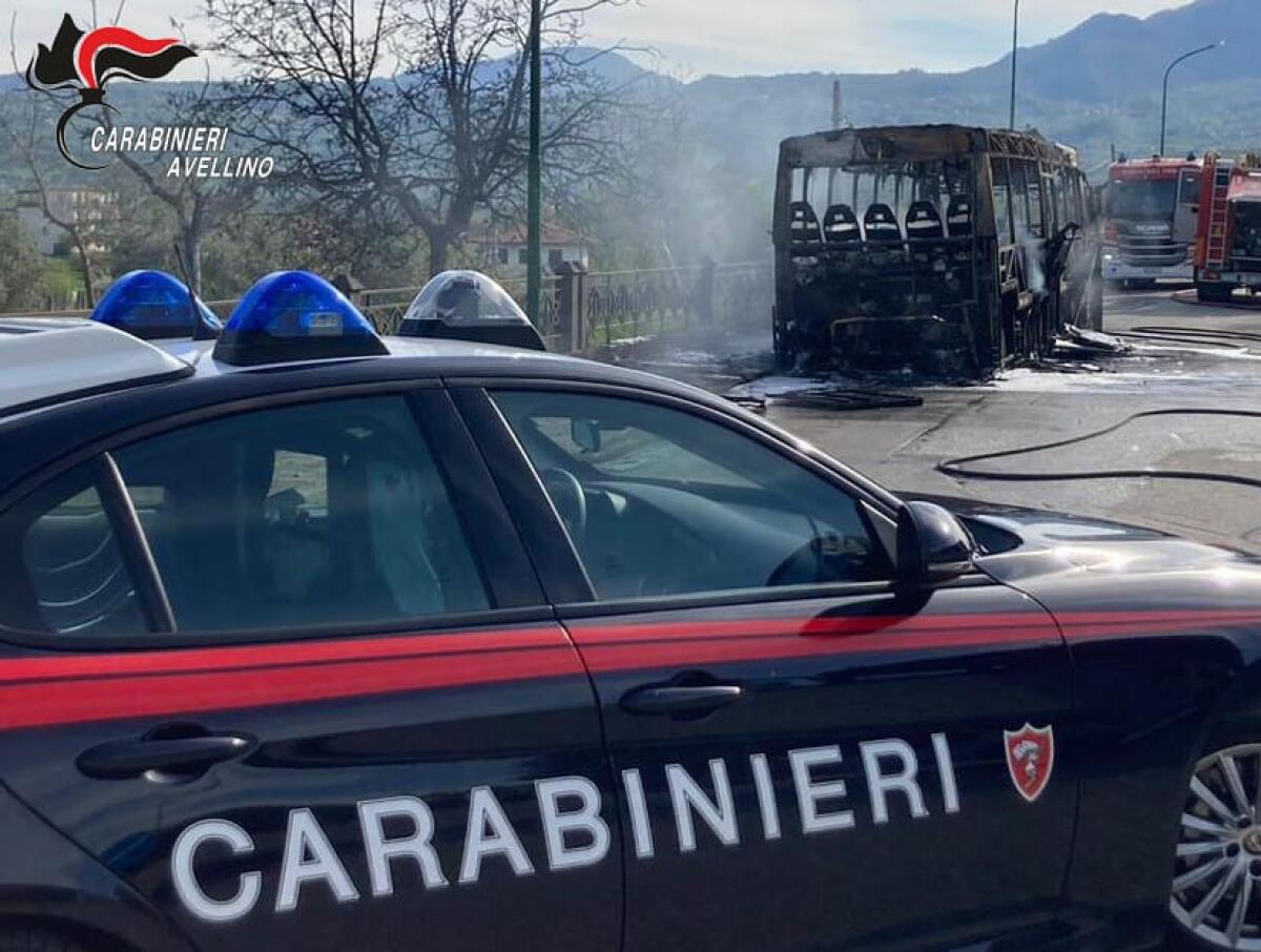 In fiamme a Paternopoli pullman dell'Air che aveva terminato servizio - 