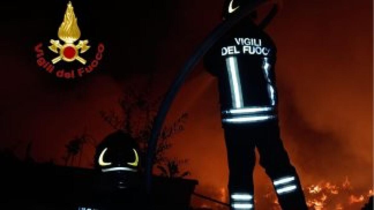 In fiamme ad Angri l'ex scatolificio, evacuate le abitazioni nelle vicinanze. - 