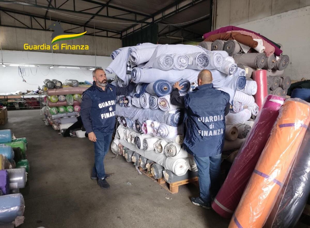 Sequestrati in Campania 500 mila articoli contraffatti. - 