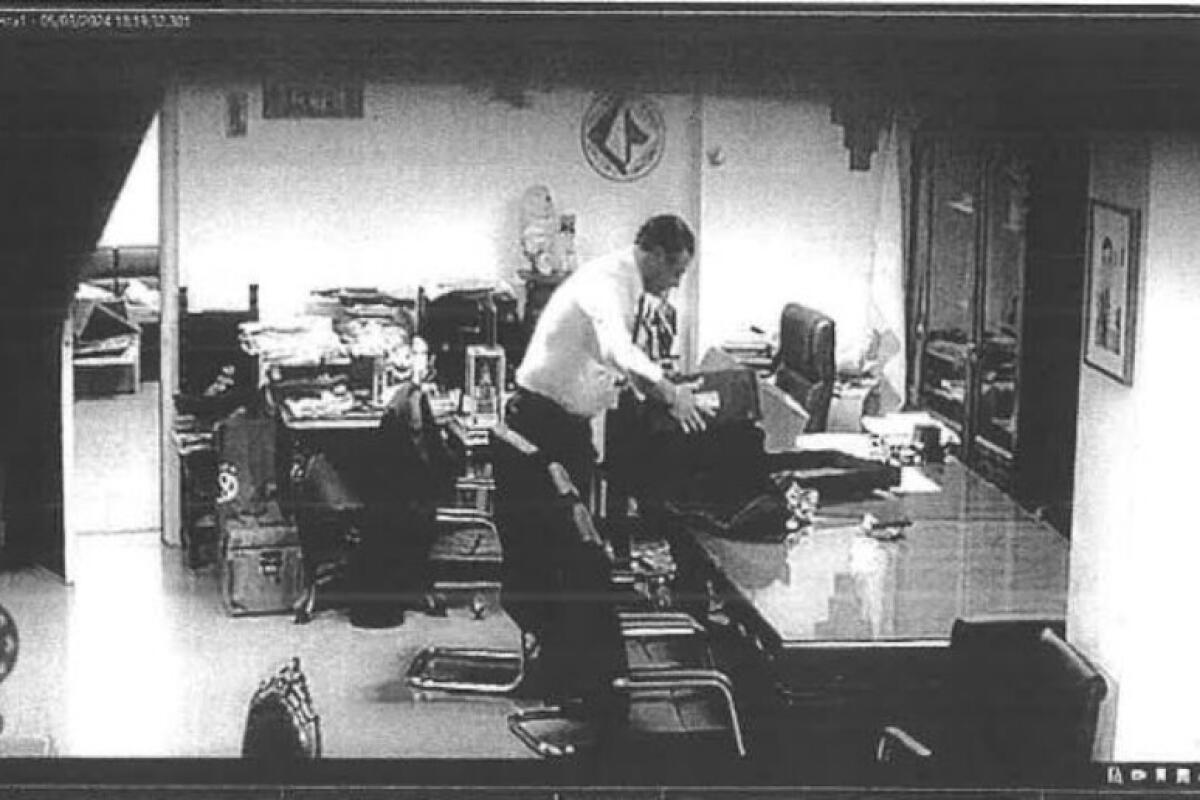 Il sindaco Festa intercettato mentre porta via il pc del comune - 