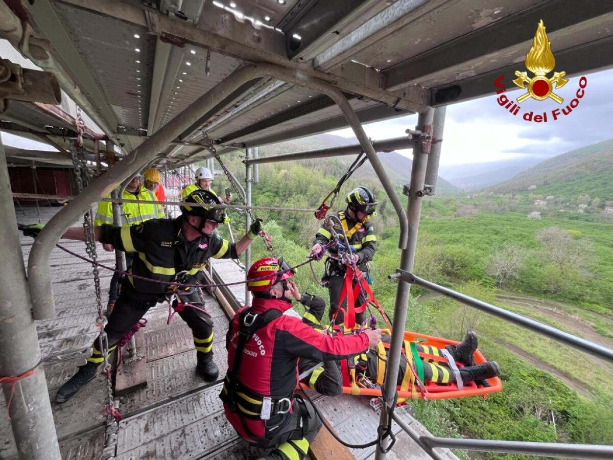 Simulazione di un intervento per il recupero di un operaio rimasto ferito su di un ponteggio - 