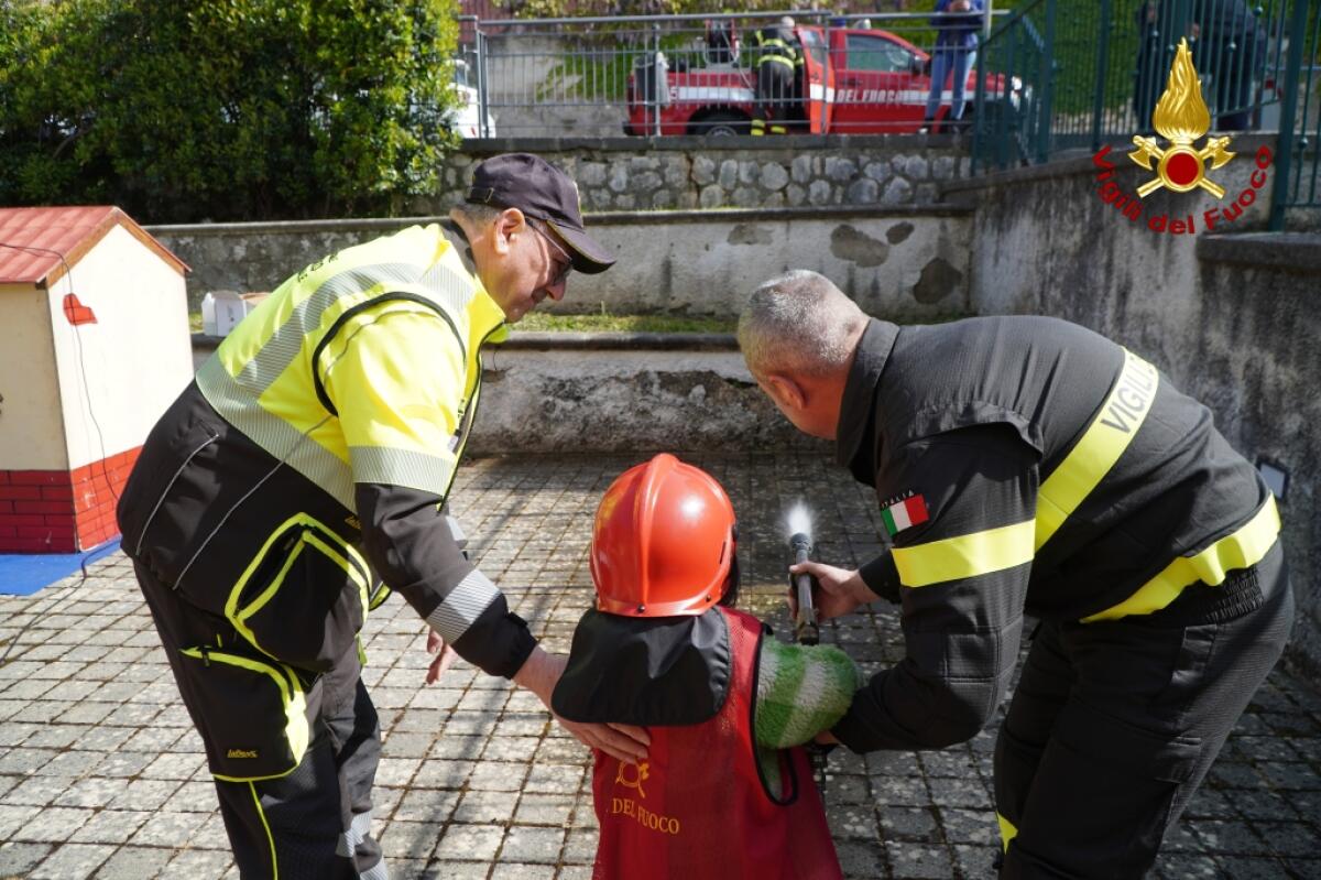Vigili del Fuoco di Avellino portano avanti percorso formativo nelle scuole - 