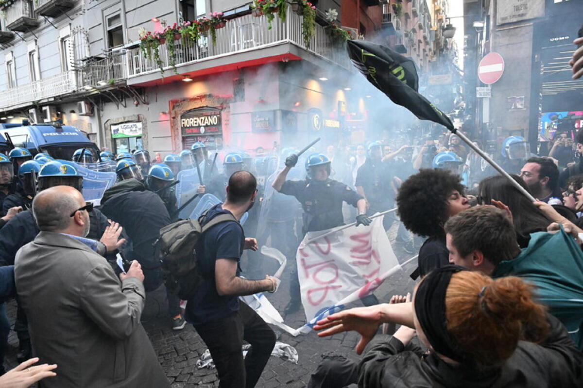 Scontri manifestanti e agenti di Polizia a Napoli - 