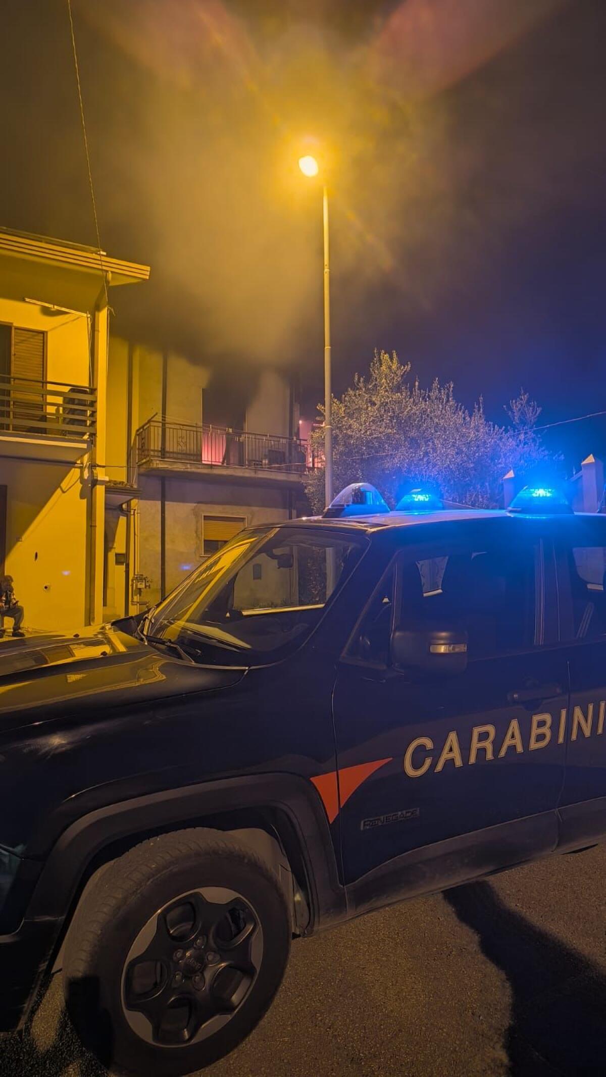 Incendio in un appartamento, in salvo un pensionato - 