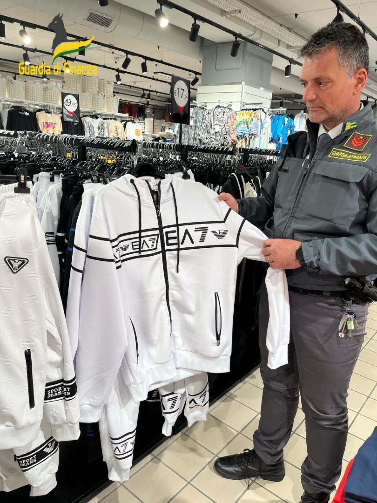 Benevento. Noto negozio di abbigliamento sportivo aveva merce contraffatta - 
